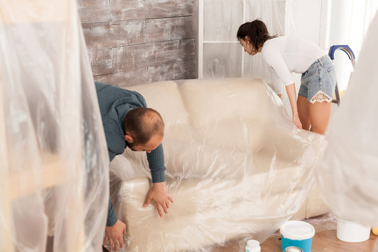 usar lonas para cubrir los muebles cuando pintas una habitacion