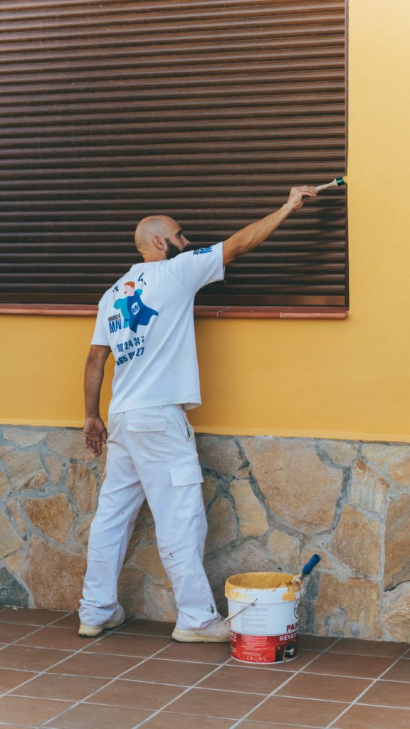 Fachada recién pintada con la persiana protegida